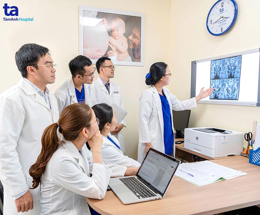 Các bác sĩ tại IVF TA HCM cùng hội chẩn về trường hợp của bệnh nhân để đưa ra phác đồ tối ưu nhất