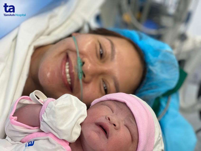 Chị Chi hạnh phúc nhìn ngắm con gái bé bỏng sau hơn 9 tháng trong bụng mẹ.