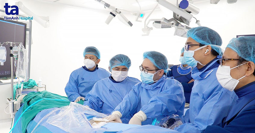 cứu bệnh nhân sỏi lắp kín đường mật