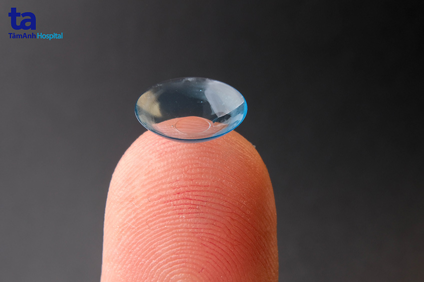 sử dụng kính áp tròng có tính thấm khí tốt