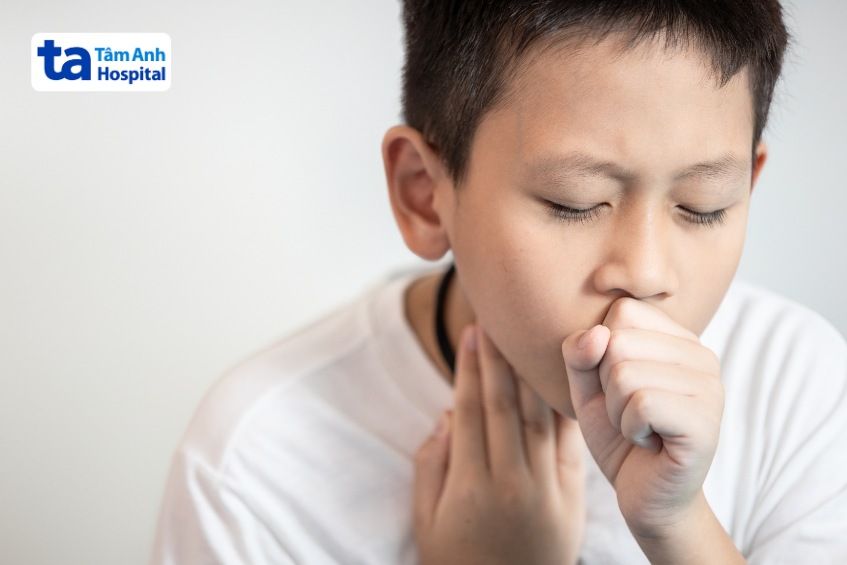 trẻ bị viêm họng cấp thường ho, đau họng, khó nuốt