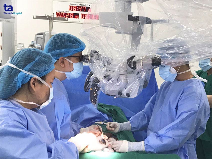 Vi phẫu micro-TESE tìm tinh trùng cho đàn ông vô tinh được xem là bước ngoặt trong kỷ nguyên điều trị vô sinh nam, thắp lên hy vọng cho hàng ngàn bệnh nhân vô tinh có con “chính chủ”