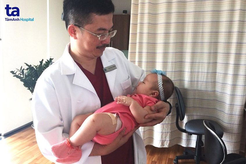 bác sĩ bế em bé