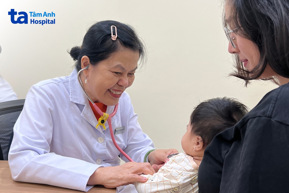 bs.ckii nguyễn thị hạnh lêđang khám cho bệnh nhi