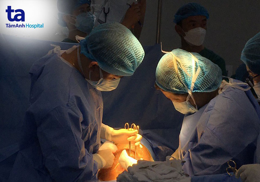 thực hiện ca mổ cho sản phụ Yến Phương
