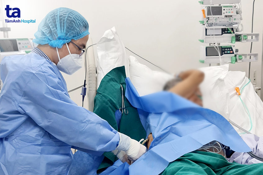 dẫn lưu dịch mủ ra khỏi phổi