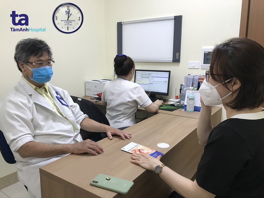 Bác sĩ Hậu đang khám cho chị Lê tại Bệnh viện Đa Khoa Tâm Anh TP HCM