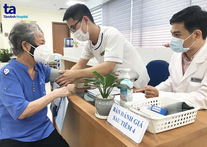 Đo huyết áp sau khi tiêm