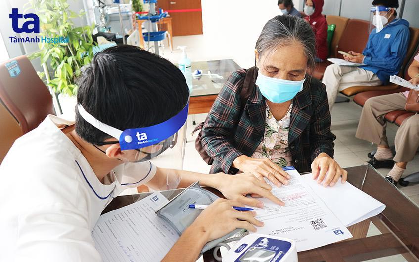 hướng dẫn bệnh nhân tiêm vắc xin