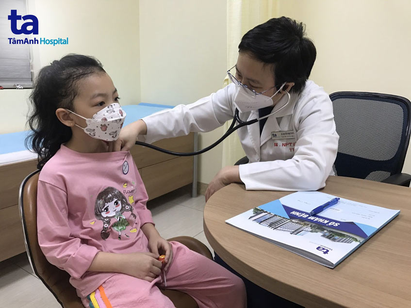 khám cho trẻ sau ca phẫu thuật tim