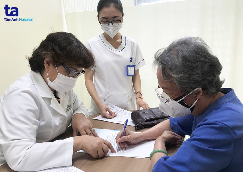 Ký phiếu đồng thuận tiêm Evusheld