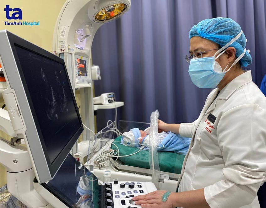 Một em bé bị bệnh tim bẩm sinh được siêu âm tim kiểm tra ngay tại phòng sinh Trung tâm Sản phụ khoa, BVĐK Tâm Anh