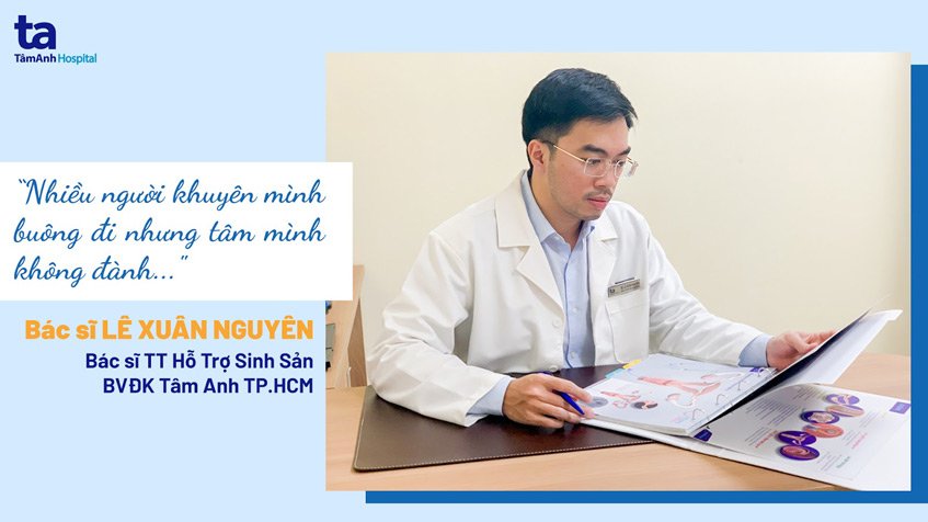 bác sĩ đang xem hồ sơ bệnh án 