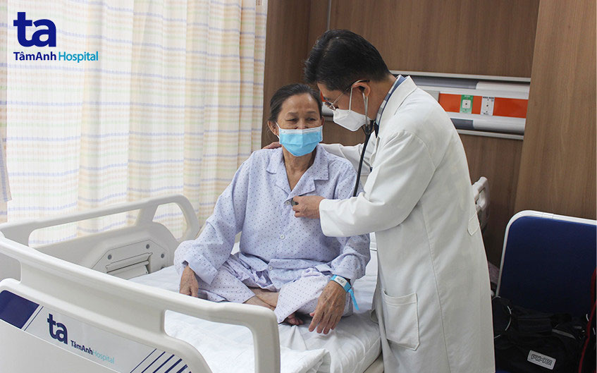 bác sĩ dũng khám cho bệnh nhân thoa