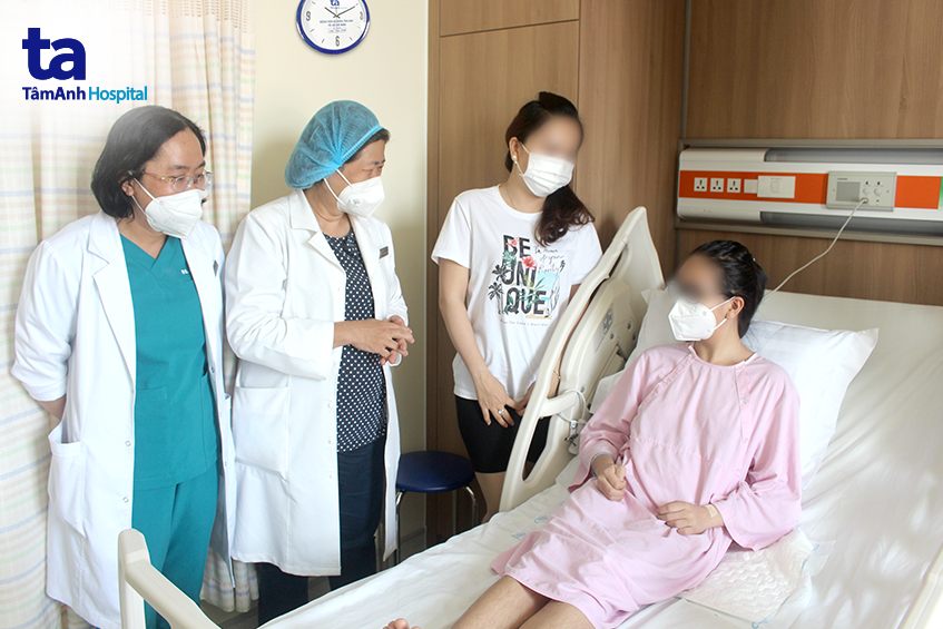 bác sĩ thăm hỏi bệnh nhi