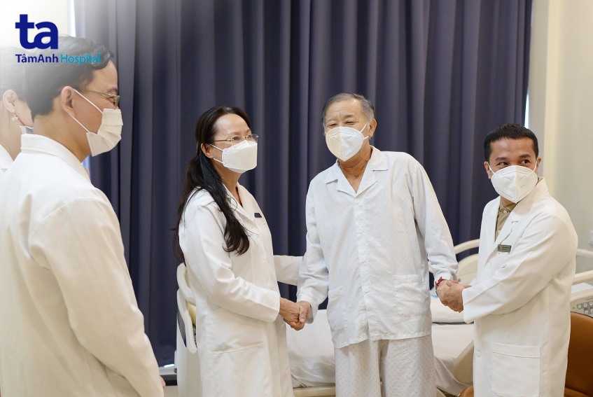 các bác sĩ hỏi thăm bệnh nhân