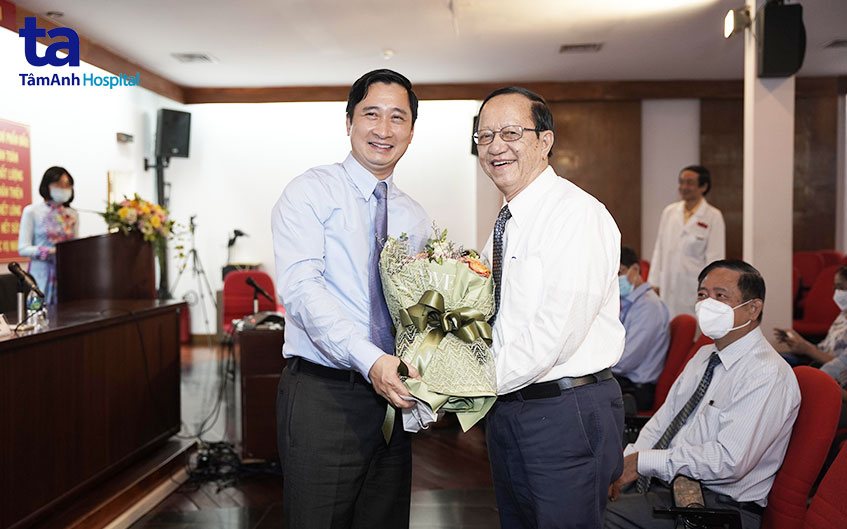ông ngô chí dũng tặng hoa