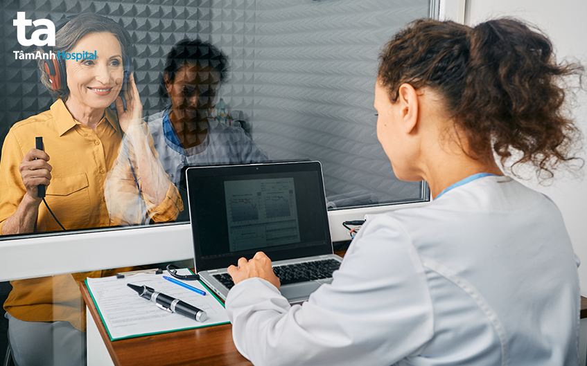 vì sao người già bị lãng tai