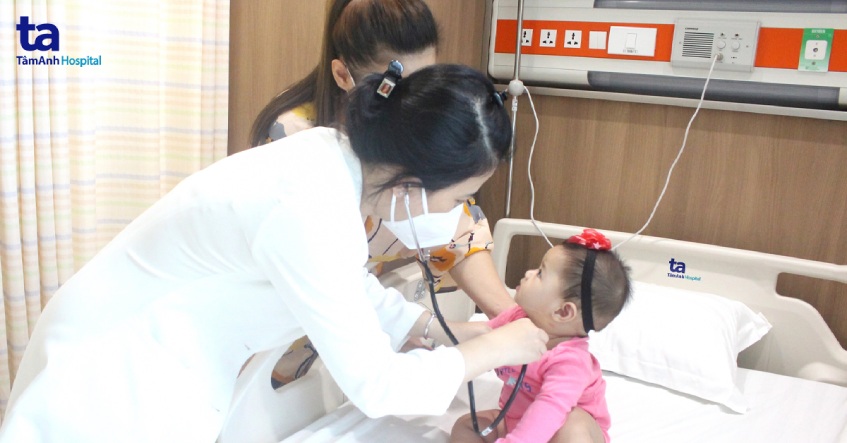 bác sĩ đang kiểm tra sức khoẻ cho bé