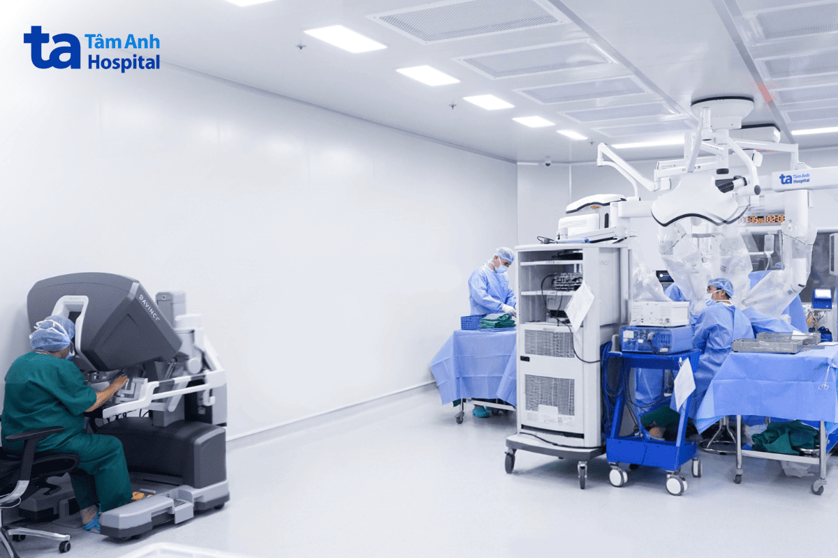 bác sĩ điều trị u xơ tử cung cho bệnh nhân