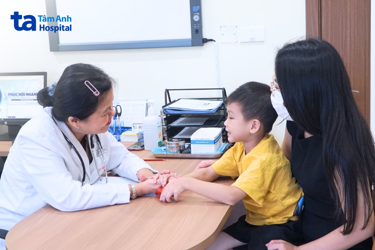 bác sĩ nguyễn thị hạnh lê đang khám cho bệnh nhi tại bvđk tâm anh tp.hcm