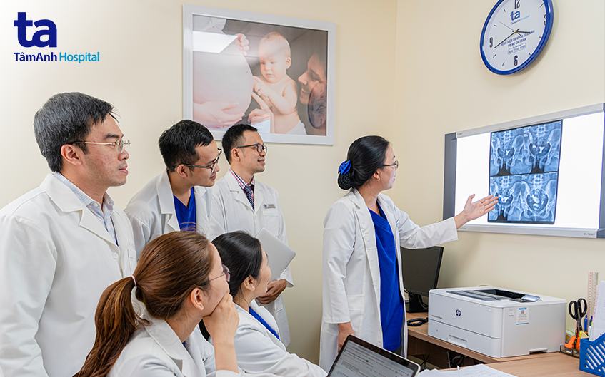 bác sĩ phối hợp hỗ trợ điều trị