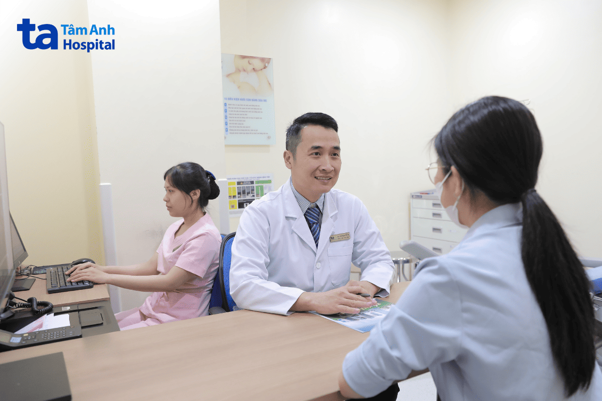 bác sĩ tư vấn sức khỏe sinh sản cho bệnh nhân