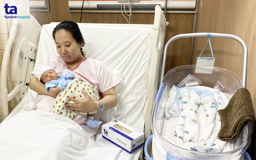 bé sơ sinh đã an toàn trong vòng tay của mẹ