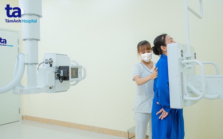 bệnh nhân đang được chụp X quang