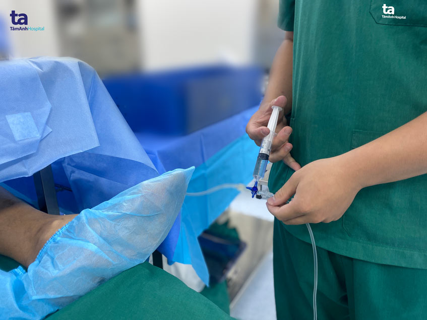 điều dưỡng tiêm thuốc cho bệnh nhân