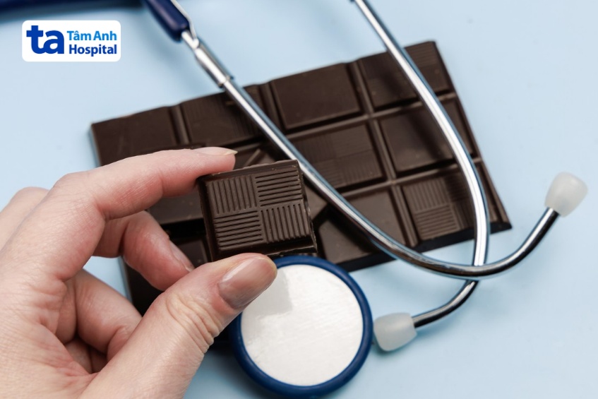 Một thanh nhỏ socola đen có tác dụng kiểm soát huyết áp tạm thời
