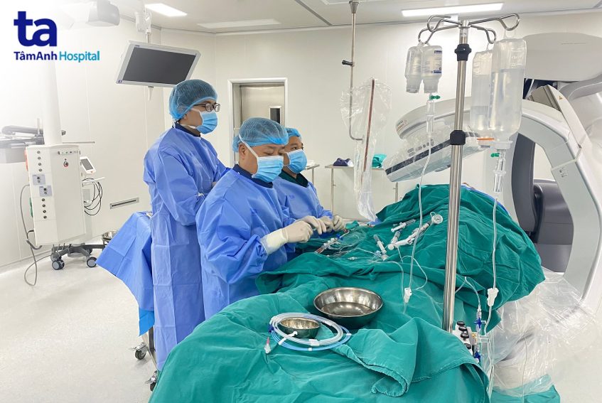 bệnh nhân đang được phẫu thuật