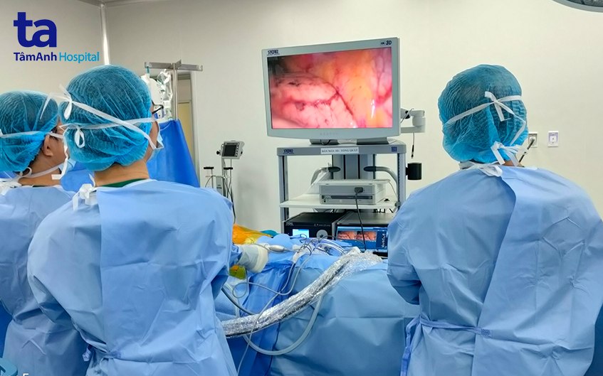 các bác sĩ đang tiến hành phẫu thuật