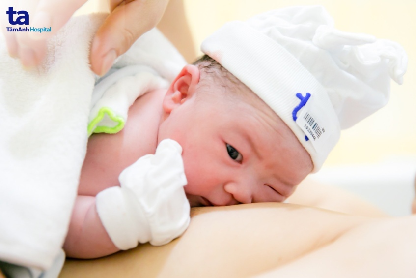 em bé đang được chăm sóc