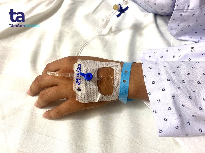 phat hien sot xuat huyet khi kham amidal