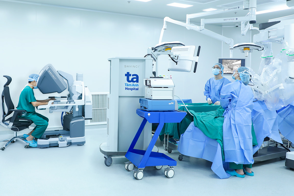 thực hiện phẫu thuật bằng robot Da Vinci điều trị cho bệnh nhân bị u trung thất