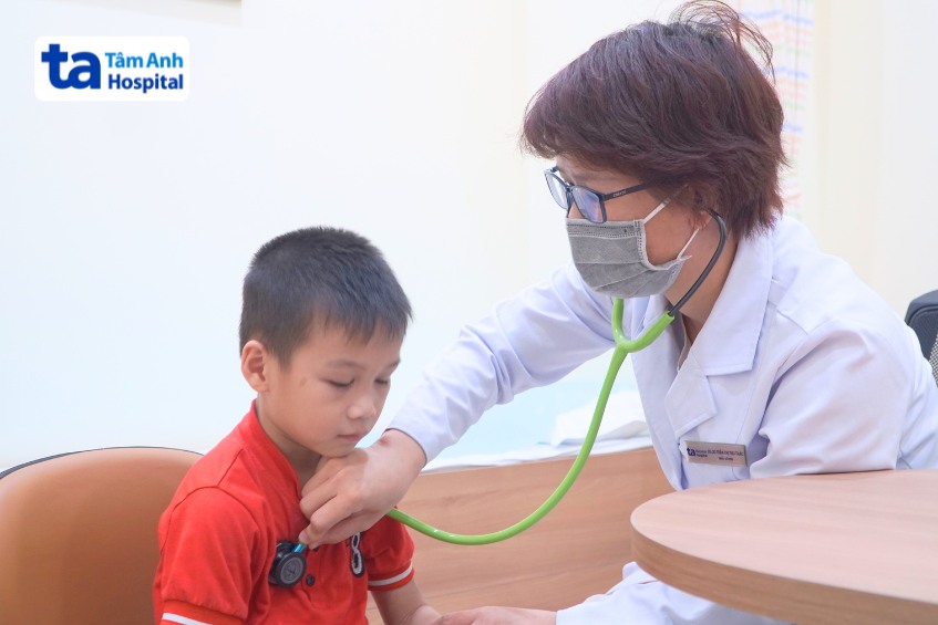 Trẻ có dấu hiệu nghi ngờ sốt xuất huyết cần được bác sĩ khám