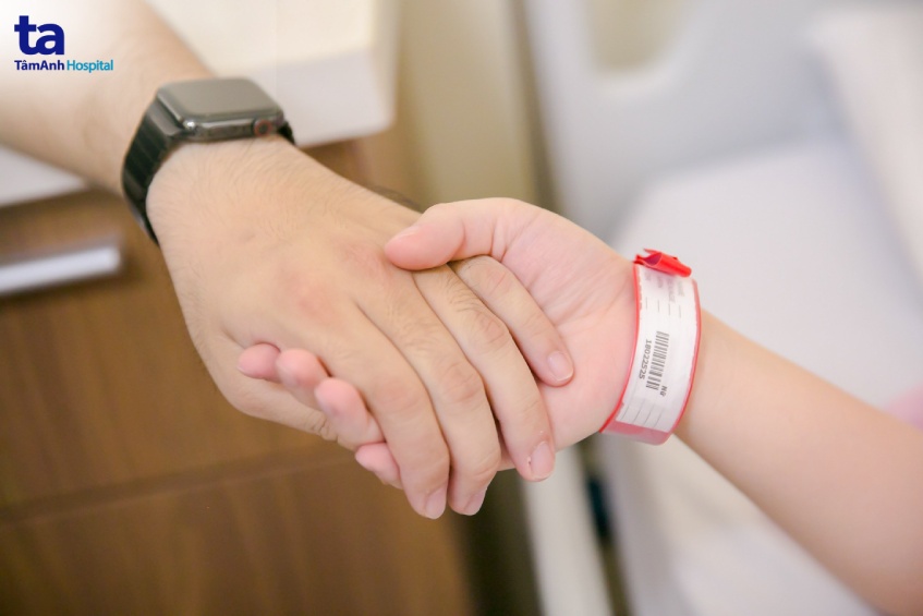 vợ chồng đang nắm tay