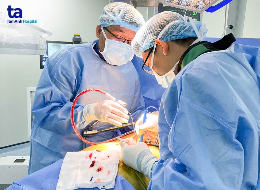 bác sĩ đang thực hiện vi phẫu cho bệnh nhân