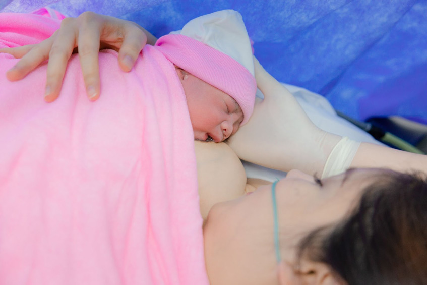 bé nếp được da kề da