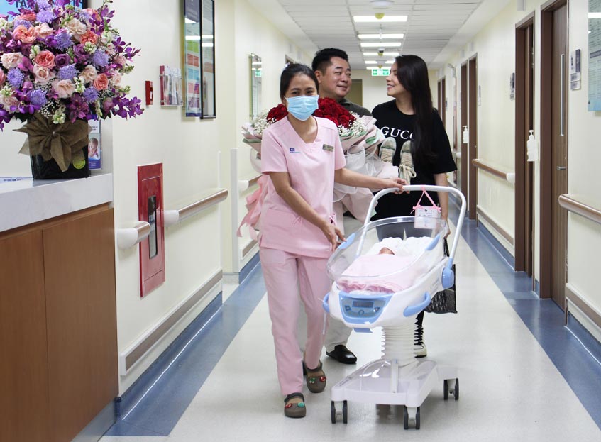 hai vợ chồng xuất viện
