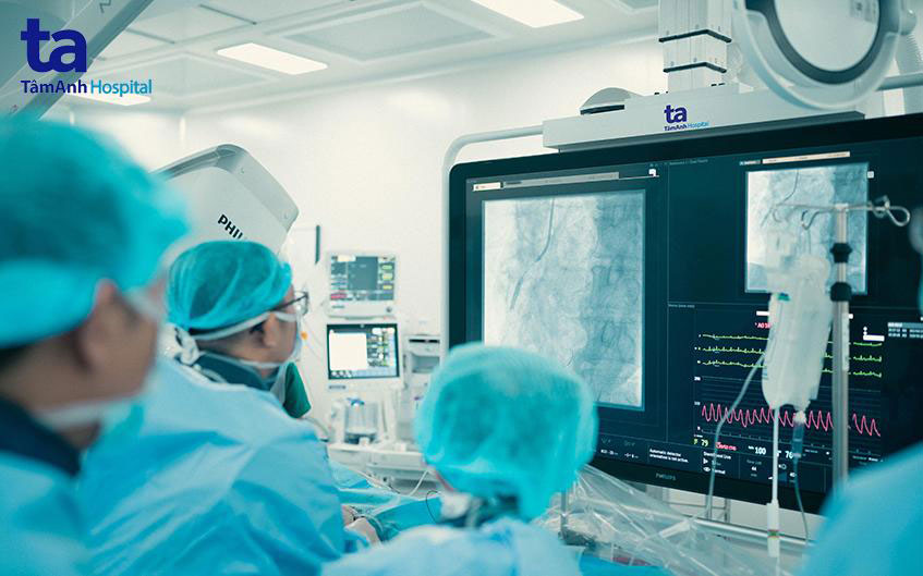 bác sĩ đang nong mạch vành cho bệnh nhân