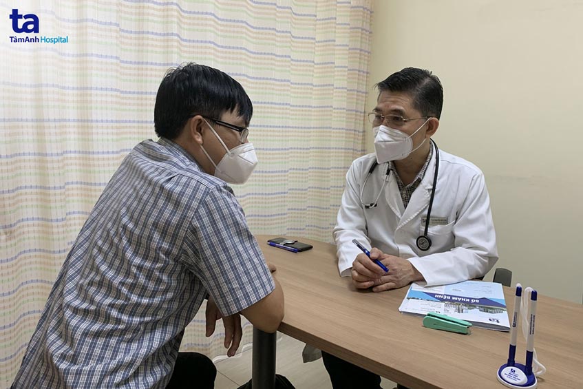 bác sĩ dũng khám cho bệnh nhân