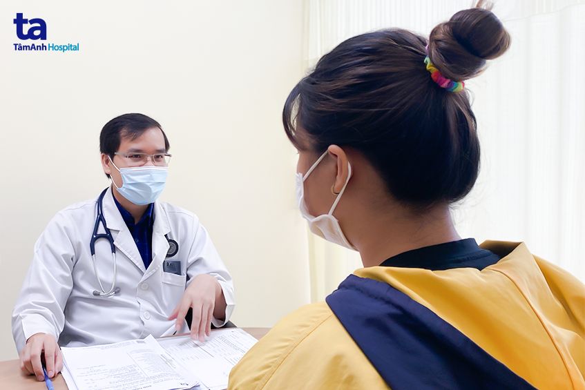 Thạc sĩ bác sĩ Nguyễn Khiêm Thao kiểm tra sức khỏe bệnh nhân