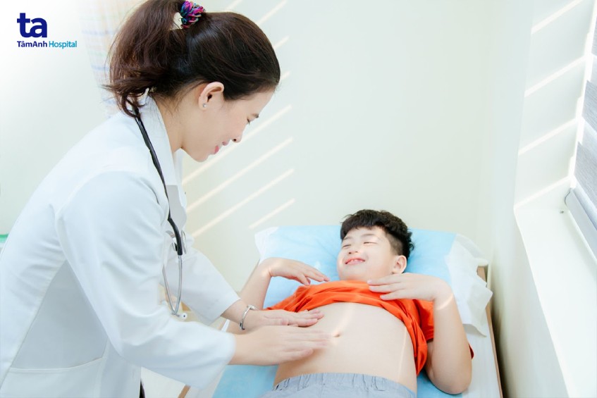Bác sĩ thăm khám trẻ bị táo bón