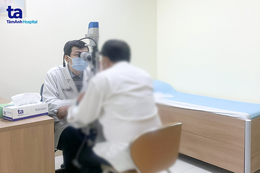 bệnh nhân đến khám mắt