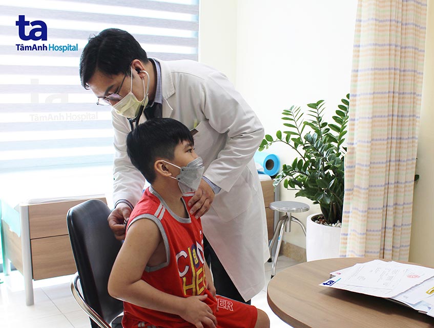 BS.CKI Vũ Năng Phúc khám tim mạch cho trẻ tại Phòng khám Tim mạch Nhi, Bệnh viện Đa khoa Tâm Anh TP HCM