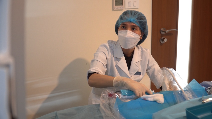 BS.CKII Lê Nguyệt Minh thực hiện kỹ thuật sinh thiết u vú có hỗ trợ hút chân không chẩn đoán ung thư vú.