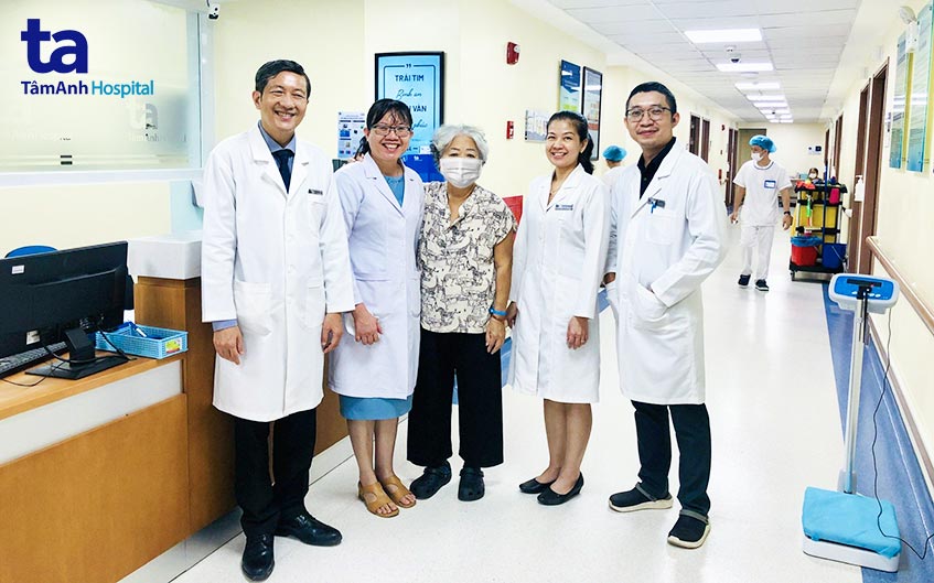 các bác sĩ chúc mừng bệnh nhân