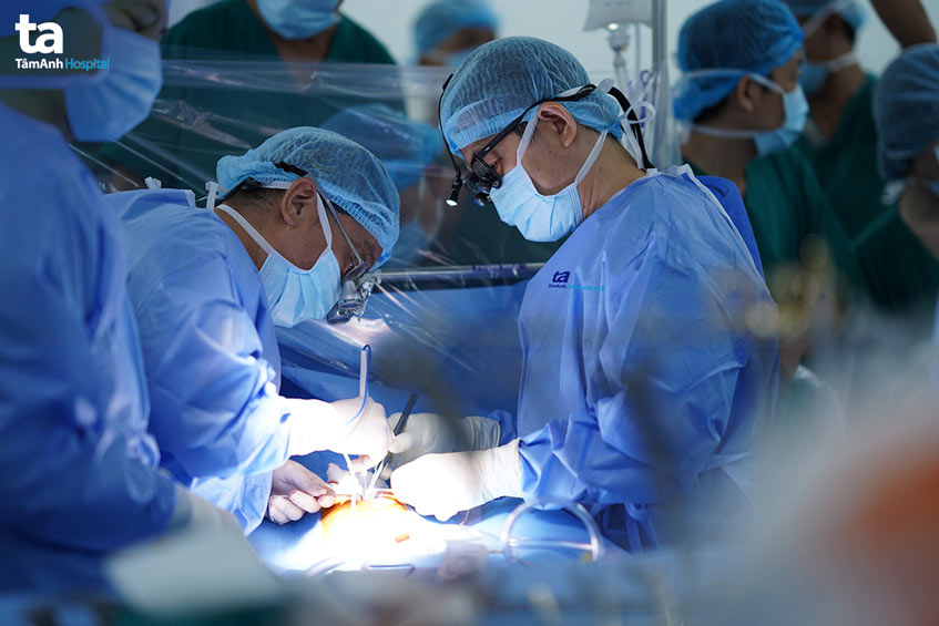 bác sĩ đóng lỗ thông liên thất